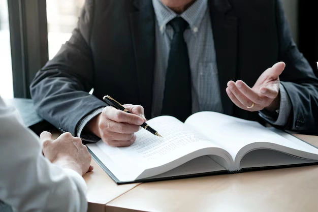 وکیل میترا بی ریایی بهترین وکیل در اصفهان پل خواجو